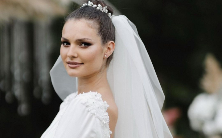 A intarziat la propria sa nunta, a avut tortul negru si nu a tinut cont de traditii si obiceuri! Cum a avut loc „ziua cea mare” a interpretei Valeria Pasa: „Deja invitatii veneau, dar eu cu rochia dupa mine le ziceam stati, ca trebuie sa imbrac rochia” - VIDEO A intarziat la propria sa nunta, a avut tortul negru si nu a tinut cont de traditii si obiceuri! Cum a avut loc „ziua cea mare” a interpretei Valeria Pasa: „Deja invitatii veneau, dar eu cu rochia dupa mine le ziceam stati, ca trebuie sa imbrac rochia” - VIDEO