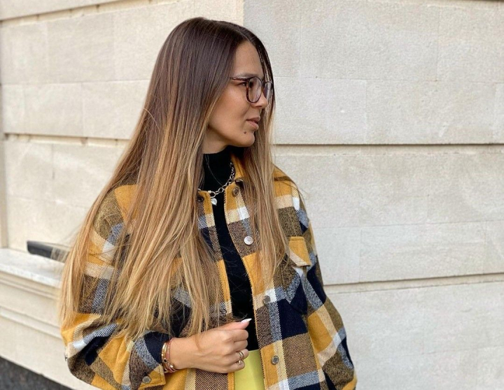 Nu renunta la tinutele colorate chiar si toamna! Vezi cum poti adauga o pata de culoare in acest anotimp posomorat prin stilul si rafinamentul tau: „Este potrivit pentru orice sezon” - VIDEO 