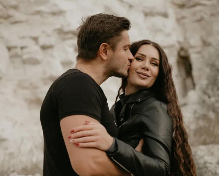 Mai gelos si mai romantic este Sergiu! Irina Kovalsky: „El imi spunea ca ne vom casatori si apoi o sa gatesc. Insa nici acum nu o fac”. Cine cheltuie mai multi bani in familia lor? - VIDEO Mai gelos si mai romantic este Sergiu! Irina Kovalsky: „El imi spunea ca ne vom casatori si apoi o sa gatesc. Insa nici acum nu o fac”. Cine cheltuie mai multi bani in familia lor? - VIDEO
