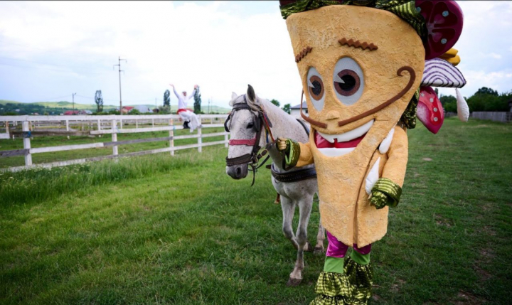 Mai apetisant de atat nici nu putea sa iasa! Dupa saptamani intense de pregatire la Masked Singer, Saorma a reusit sa se sincronizeze cu partenerul ales si sa refaca „The Routine” din serialul Friends - VIDEO
