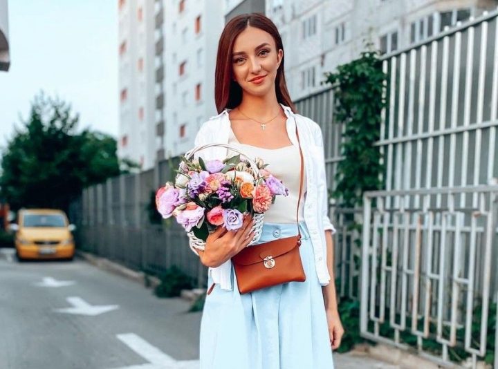 Cum e sa prezinti in direct un buletin de stiri? Iuliana Maranciuc: „Ma ia emotia cand fac o balba si aud in casca cum striga producatorul, atunci imi vine sa rad” - VIDEO Cum e sa prezinti in direct un buletin de stiri? Iuliana Maranciuc: „Ma ia emotia cand fac o balba si aud in casca cum striga producatorul, atunci imi vine sa rad” - VIDEO