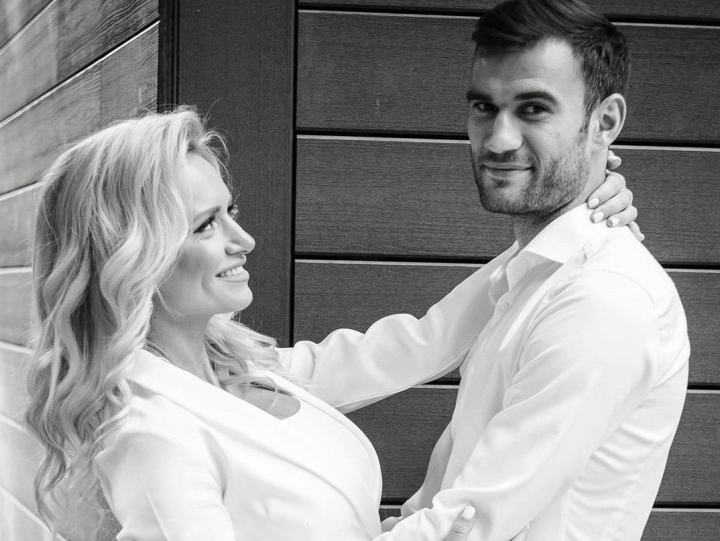 In timp ce Anisoara Loghin e in carantina, sotul ei impreuna cu fiul se bucura de zilele insorite de afara In timp ce Anisoara Loghin e in carantina, sotul ei impreuna cu fiul se bucura de zilele insorite de afara