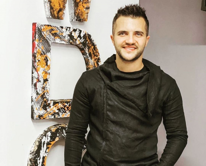 De opt ani isi vede visul implinit! Iulian Turcanu si scoala lui de dansuri au avut momente glorioase, dar si caderi dureroase:  „S-a inceput cand eu aveam 9 ani cu ajutorul tatalui...nu a fost o zi fara sa dansez” - VIDEO