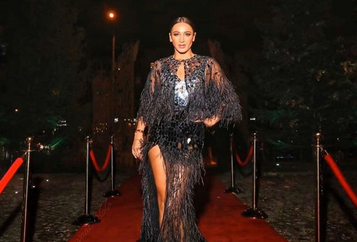 In acest sezon, in voga sunt penele! Toamna aceasta vine cu o explozie de culori intense si libertatea de a imbraca tot ce ne place. Ce spune despre noile tendinte designerul, Olga Blanc - VIDEO In acest sezon, in voga sunt penele! Toamna aceasta vine cu o explozie de culori intense si libertatea de a imbraca tot ce ne place. Ce spune despre noile tendinte designerul, Olga Blanc - VIDEO