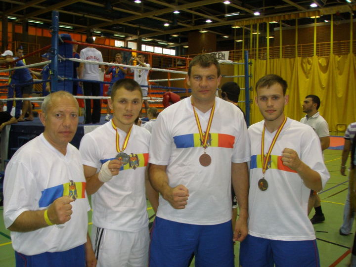 In spatele unui nume de campion, este o poveste cu lovituri dure! Cum a ajuns antrenorul de kickboxing, Eugen Musalimov, sa fie recunoscut pe plan mondial: „Baietii aleg acest sport pentru ca se calmeaza” - VIDEO In spatele unui nume de campion, este o poveste cu lovituri dure! Cum a ajuns antrenorul de kickboxing, Eugen Musalimov, sa fie recunoscut pe plan mondial: „Baietii aleg acest sport pentru ca se calmeaza” - VIDEO