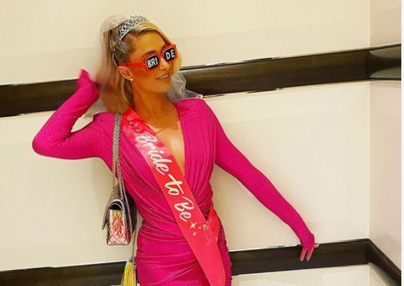 Paris Hilton se marita in mai putin de o luna. Va avea 10 rochii de mireasa, iar petrecerea va dura trei zile