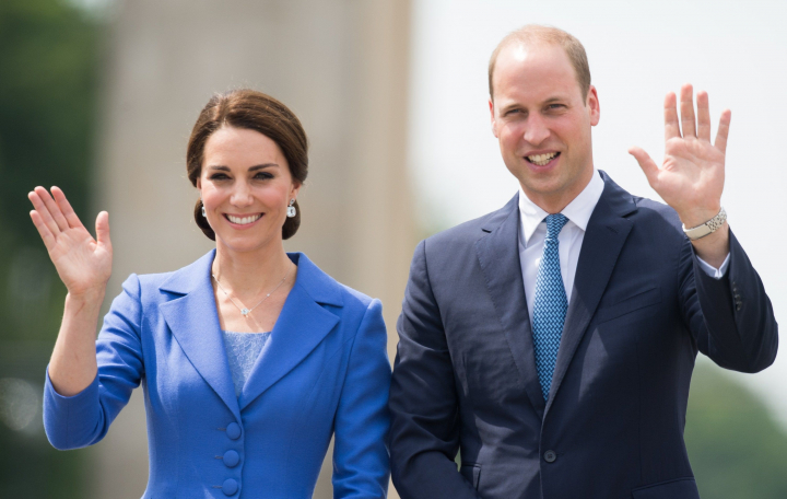 Vacanta cand regina e bolnava? Printul William si Kate Middleton au fost fotografiati la aeroport. Ce mari au crescut copiii ducilor de Cambridge Vacanta cand regina e bolnava? Printul William si Kate Middleton au fost fotografiati la aeroport. Ce mari au crescut copiii ducilor de Cambridge