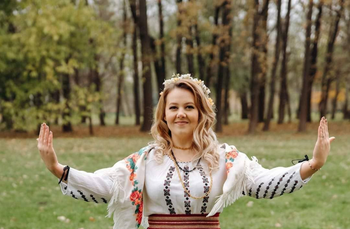 „Eu am nascut-o pe Sofia joi, iar duminica am fost deja la munca! Interpreta Romina Spinu - mama „de fier” de pe scena de la noi - VIDEO „Eu am nascut-o pe Sofia joi, iar duminica am fost deja la munca! Interpreta Romina Spinu - mama „de fier” de pe scena de la noi - VIDEO