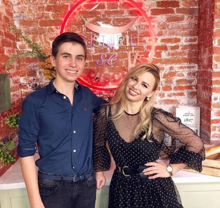 Parca sunt sora si frate! Diana Voevutki are o relatie deosebita cu fiul ei Bogdan: „Cred ca el de acolo de sus isi priveste cu mandrie fiul.” Ce planuri de viitor are baiatul designerului - VIDEO Parca sunt sora si frate! Diana Voevutki are o relatie deosebita cu fiul ei Bogdan: „Cred ca el de acolo de sus isi priveste cu mandrie fiul.” Ce planuri de viitor are baiatul designerului - VIDEO