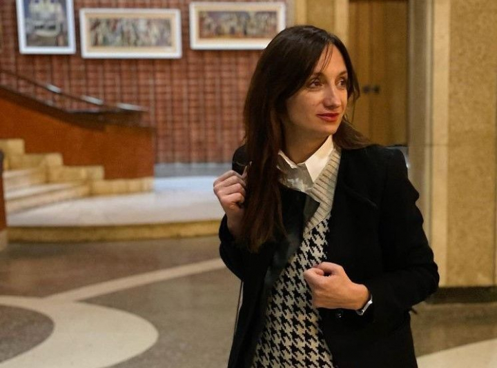 „Intr-o dimineata mi-am gasit copilul la balcon discutand cu pamantul, de aici a pornit totul”. Viorica Covalschi, despre cartea pentru copii pe care a lansat-o - VIDEO „Intr-o dimineata mi-am gasit copilul la balcon discutand cu pamantul, de aici a pornit totul”. Viorica Covalschi, despre cartea pentru copii pe care a lansat-o - VIDEO