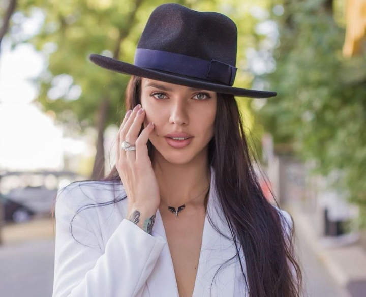 Dezgolita frumos! Cristina Scarlevschi - fotografii senzuale la bara, cu bustul gol: „Waaaa! Esti o adevarata zeita” Dezgolita frumos! Cristina Scarlevschi - fotografii senzuale la bara, cu bustul gol: „Waaaa! Esti o adevarata zeita”