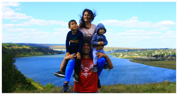 Poze de familie NUD! Familia Cliofos „au spart gheata” cu o aparitie rara in fata aparatului de fotografiat. Ce carte neobisnuta a lansat Petru Cliofos: „Am avut momente cand am fost judecati.” - VIDEO