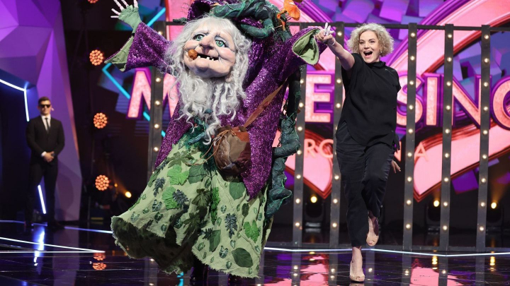 Moment fara precedent la Masked Singer Romania! Maia Morgenstern urca pe scena si adanceste si mai tare misterul unei masti Moment fara precedent la Masked Singer Romania! Maia Morgenstern urca pe scena si adanceste si mai tare misterul unei masti