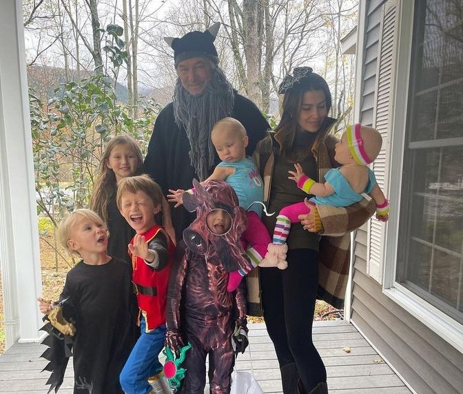 Alec Baldwin si familia au sarbatorit Halloween. Imaginile apar in toiul scandalului declansat de actor Alec Baldwin si familia au sarbatorit Halloween. Imaginile apar in toiul scandalului declansat de actor