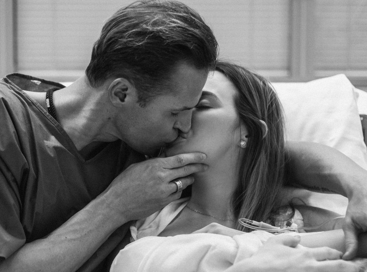 Dupa trei fete, a venit pe lume multasteptatul baiat! Fostul sot al Olgai Buzova, Dmitrii Tarasov, a devenit tata pentru a patra oara. Imagini de la externarea sotiei sale cu micutul Dupa trei fete, a venit pe lume multasteptatul baiat! Fostul sot al Olgai Buzova, Dmitrii Tarasov, a devenit tata pentru a patra oara. Imagini de la externarea sotiei sale cu micutul