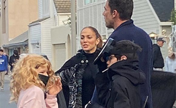 Ben Affleck a petrecut Halloween alaturi de fosta sotie si de actuala iubita! Cum se inteleg Jennifer Garner si J. Lo