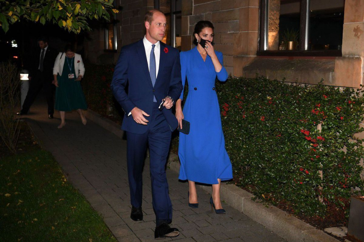 William e total cucerit de ea! Kate Middleton, spectaculoasa in albastru la o receptie. Cat a costat tinuta William e total cucerit de ea! Kate Middleton, spectaculoasa in albastru la o receptie. Cat a costat tinuta