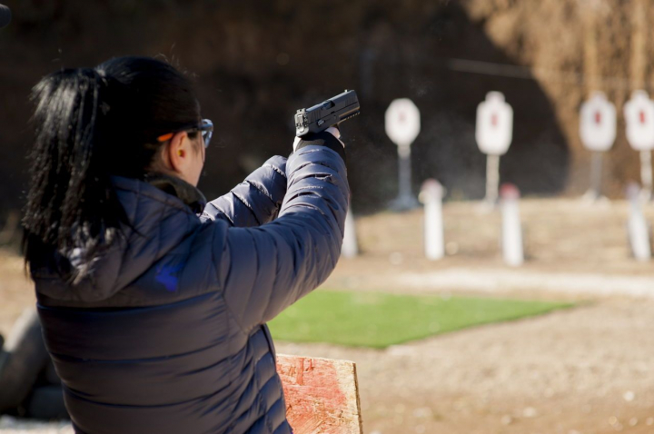 Cum sa-ti scoti oboseala acumulata pe parcursul saptamanii? Fa o vizita la TIR si impusca: „Din orice hobby obtinem adrenalina” - VIDEO