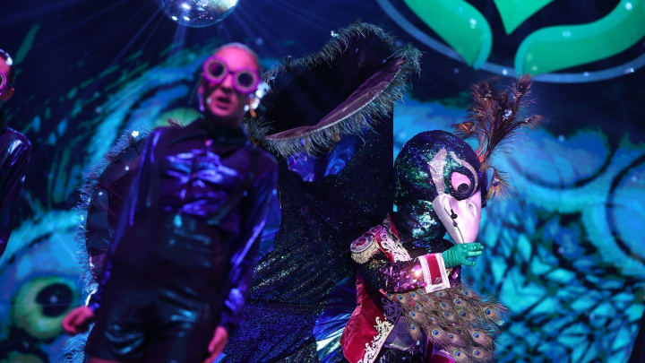 O noua masca intra in show-ul Masked Singer Romania: Paunul. Nu rata emisiunea O noua masca intra in show-ul Masked Singer Romania: Paunul. Nu rata emisiunea
