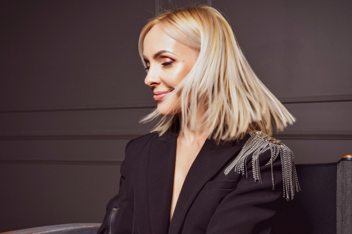FASHION FRIDAY cu Xenia Bugneac: Confortul, eleganta, culoarea sunt elemente cheie in moda 2021-2022 FASHION FRIDAY cu Xenia Bugneac: Confortul, eleganta, culoarea sunt elemente cheie in moda 2021-2022