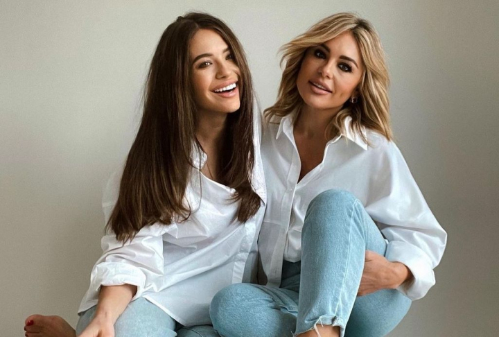 Parca sunt surori! Gabriella Damir si mama ei, intr-o sesiune foto rupta de pe coperta unei reviste. Mesajul emotionant dedicat mamei sale Parca sunt surori! Gabriella Damir si mama ei, intr-o sesiune foto rupta de pe coperta unei reviste. Mesajul emotionant dedicat mamei sale