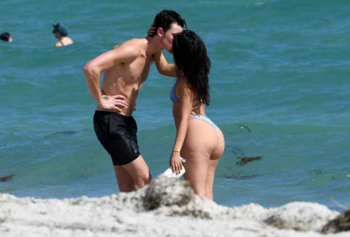 Camila Cabello si Shawn Mendes, momente tandre in valurile marii. Cum i-au surprins paparazzi Camila Cabello si Shawn Mendes, momente tandre in valurile marii. Cum i-au surprins paparazzi