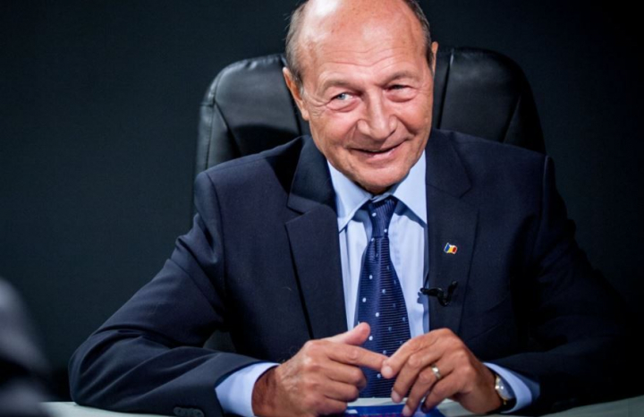 La 70 de ani, Traian Basescu este un bunic fericit. S-a bucurat de aniversare in compania celor patru nepoti La 70 de ani, Traian Basescu este un bunic fericit. S-a bucurat de aniversare in compania celor patru nepoti