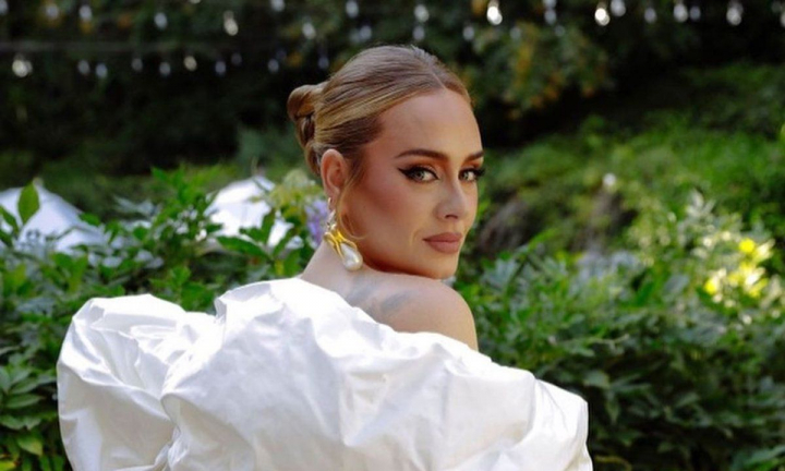 Adele s-a logodit? A aparut cu un inel pe mana stanga Adele s-a logodit? A aparut cu un inel pe mana stanga