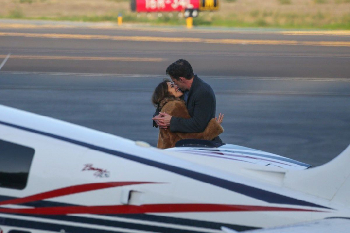 Jennifer Lopez si Ben Affleck, sarutari romantice de despartire. Actorul a condus-o cu tristete pe vedeta si parca voia sa nu-i mai dea drumul Jennifer Lopez si Ben Affleck, sarutari romantice de despartire. Actorul a condus-o cu tristete pe vedeta si parca voia sa nu-i mai dea drumul