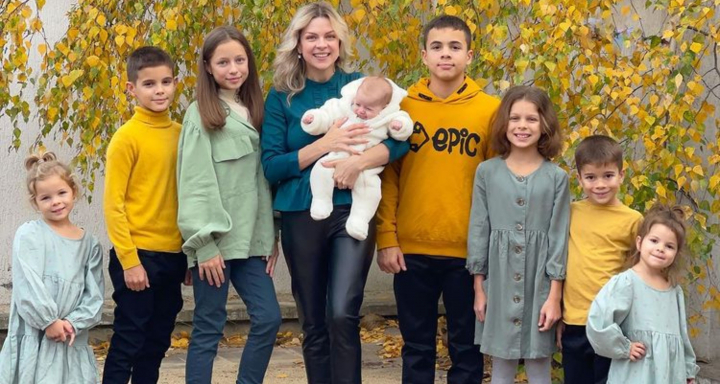 De 8 ori mamica si nu se opreste aici! Marina Carnat: „Eu am facut un pact cu Dumnezeu, toti pe care el mi-i da si toti care asteapta sa vina la noi in familie, eu abia astept.” - VIDEO De 8 ori mamica si nu se opreste aici! Marina Carnat: „Eu am facut un pact cu Dumnezeu, toti pe care el mi-i da si toti care asteapta sa vina la noi in familie, eu abia astept.” - VIDEO