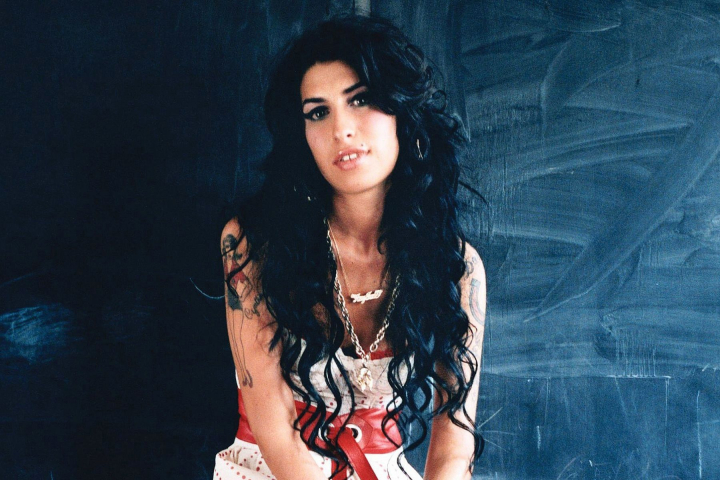 Amy Winehouse fascineaza si acum! O rochie care i-a apartinut a fost licitata cu aproape un sfert de milion de dolari! Amy Winehouse fascineaza si acum! O rochie care i-a apartinut a fost licitata cu aproape un sfert de milion de dolari!