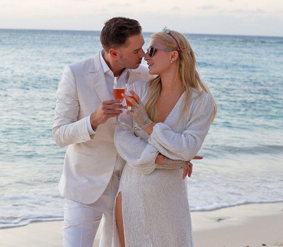 Dupa 6 logodne, Paris Hilton se marita. Si-a comandat 10 rochii de mireasa Dupa 6 logodne, Paris Hilton se marita. Si-a comandat 10 rochii de mireasa