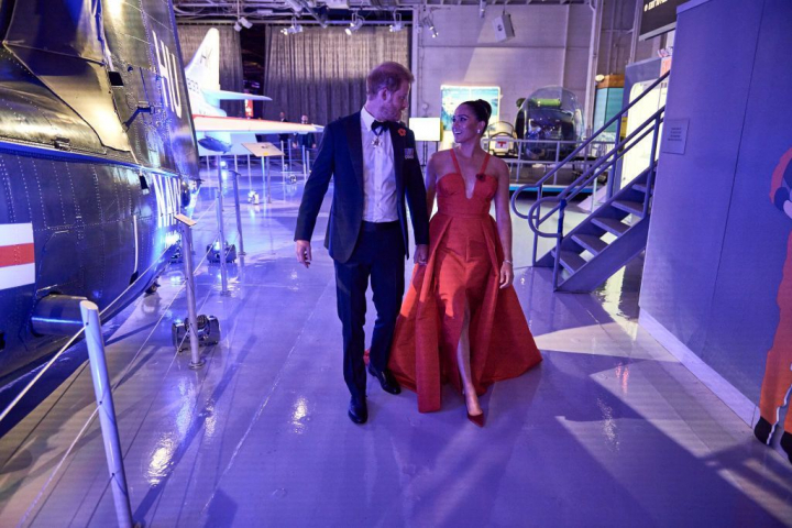 Meghan Markle, ravistanta intr-o rochie rosie de gala: "a fost un spectacol total" Meghan Markle, ravistanta intr-o rochie rosie de gala: "a fost un spectacol total"