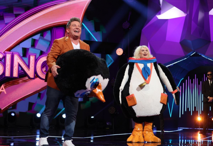 Pinguinul si-a dezvaluit identitatea la Masked Singer Romania. Viorica de la Clejani era sub masca - VIDEO Pinguinul si-a dezvaluit identitatea la Masked Singer Romania. Viorica de la Clejani era sub masca - VIDEO