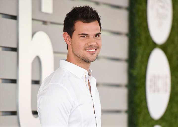 Taylor Lautner, actorul din “Twilight”, si-a cerut iubita de nevasta. Cum arata si cu ce se ocupa tanara