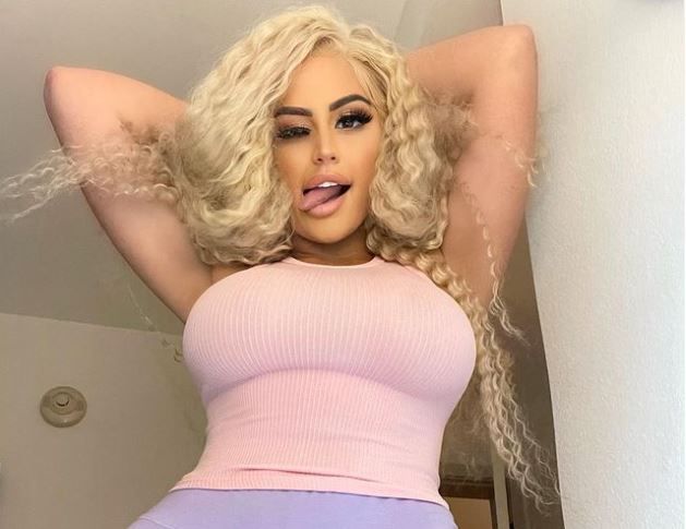 Un model cu forme ametitoare spune ca nu s-ar intalni niciodata cu barbati care au masini ieftine Un model cu forme ametitoare spune ca nu s-ar intalni niciodata cu barbati care au masini ieftine