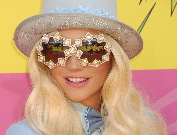 Ce cantareata de succes colectioneaza dinti de om? Face haine din ei! Ce cantareata de succes colectioneaza dinti de om? Face haine din ei!