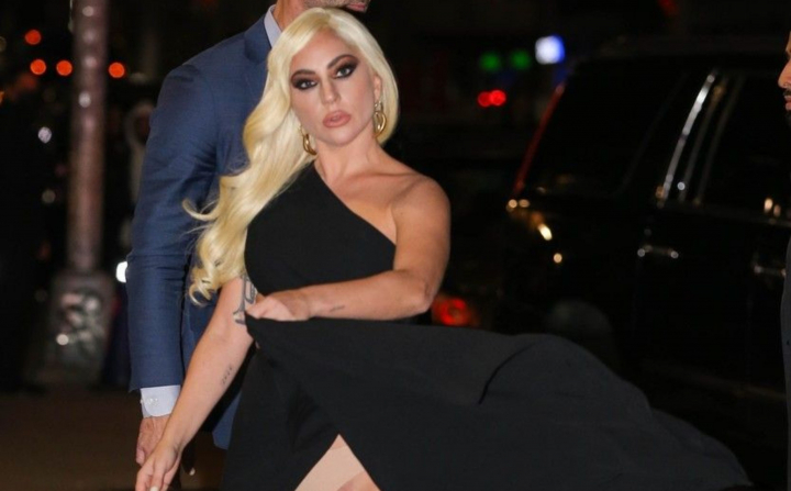 Lady Gaga, accident vestimentar in fata paparazzilor. Ce s-a intamplat cu rochia ei Lady Gaga, accident vestimentar in fata paparazzilor. Ce s-a intamplat cu rochia ei