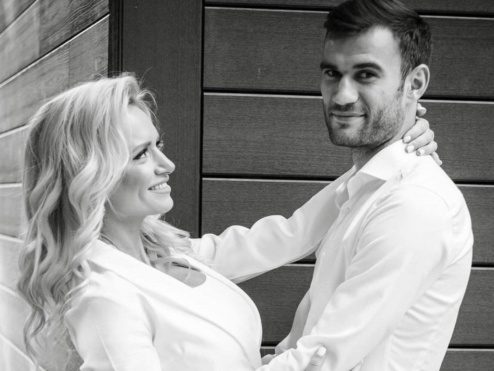 Anisoara Loghin, pusa pe glume! Cum l-a fotografiat pe sotul ei, Radu Ginsari: „E cea mai masculina poza a ta” - FOTO Anisoara Loghin, pusa pe glume! Cum l-a fotografiat pe sotul ei, Radu Ginsari: „E cea mai masculina poza a ta” - FOTO