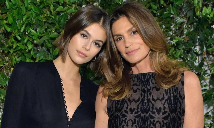 Cindy Crawford si fiica sa, senzationale pe covorul rosu. Cum a furat Kaia Gerber toata atentia