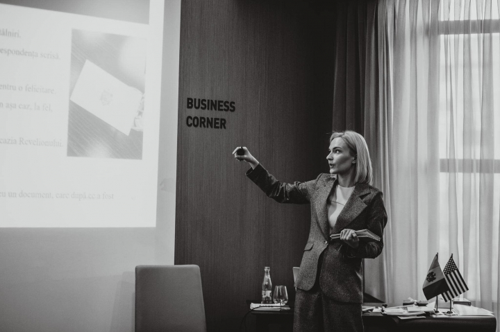 Stiai ca femeia trebuie sa se afle intotdeauna in dreapta barbatului? Ariana Dermenji, expert in protocol iti spune de ce: „Atunci cand barbatul sta in stanga, ii da prioritate doamnei si manifesta un comportament galant.” - VIDEO Stiai ca femeia trebuie sa se afle intotdeauna in dreapta barbatului? Ariana Dermenji, expert in protocol iti spune de ce: „Atunci cand barbatul sta in stanga, ii da prioritate doamnei si manifesta un comportament galant.” - VIDEO