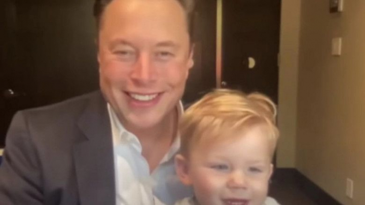 Elon Musk, cu fiul cel mic in brate, intr-o videoconferinta. Imaginile au devenit virale - VIDEO Elon Musk, cu fiul cel mic in brate, intr-o videoconferinta. Imaginile au devenit virale - VIDEO