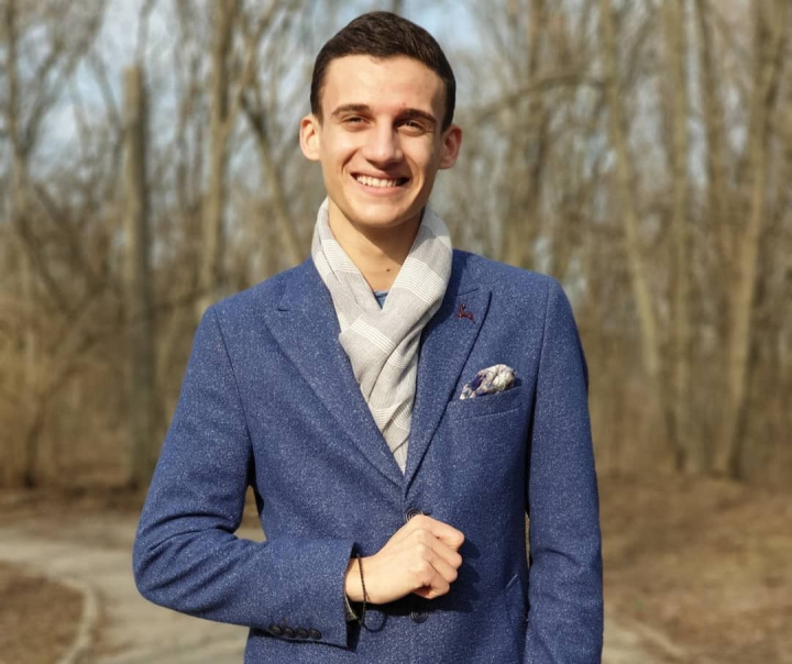 Gabriel Nebunu cucereste capitala Rusiei! Vezi unde s-a fotografiat interpretul in costum traditional - FOTO Gabriel Nebunu cucereste capitala Rusiei! Vezi unde s-a fotografiat interpretul in costum traditional - FOTO