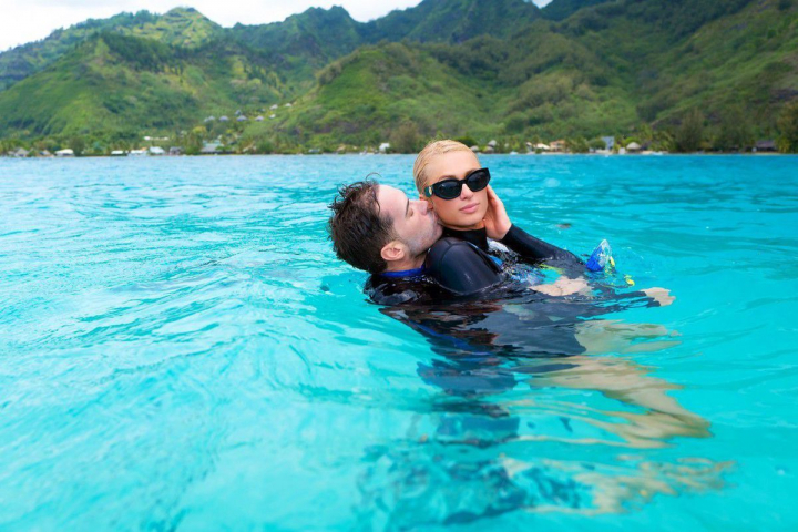 Paris Hilton si Carter Reum, luna de miere in paradis, alaturi de parintii miresei. Imagini spectaculoase cu cei doi indragostiti