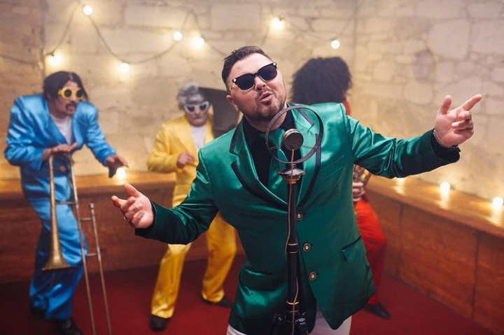 Desi este cunoscut in Italia, interpretul Yuri Neghin se lanseaza acasa: „Mi-ar placea ca lumea sa-si reaminteasca ca eram pustiul care canta pe scenele nationale din Moldova.” - VIDEO Desi este cunoscut in Italia, interpretul Yuri Neghin se lanseaza acasa: „Mi-ar placea ca lumea sa-si reaminteasca ca eram pustiul care canta pe scenele nationale din Moldova.” - VIDEO