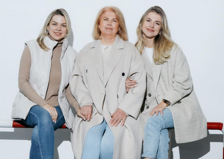 De 9 ori bunica! Marina Carnat, imagini adorabile cu mama si sora ei. Ce mesaj emotionant a publicat bloggerita