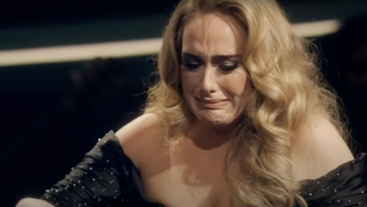 Adele a izbucnit in lacrimi pe scena dupa ce organizatorii i-au facut o mare surpriza Adele a izbucnit in lacrimi pe scena dupa ce organizatorii i-au facut o mare surpriza