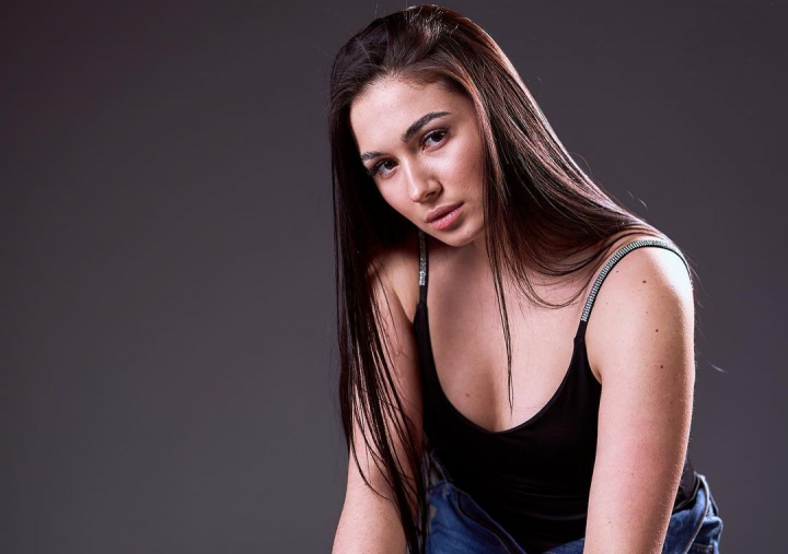 Interpreta Romina a lansat o piesa noua! O drama, in care te poti regasi si tu: „Muzica inseamna totul pentru mine” - VIDEO Interpreta Romina a lansat o piesa noua! O drama, in care te poti regasi si tu: „Muzica inseamna totul pentru mine” - VIDEO