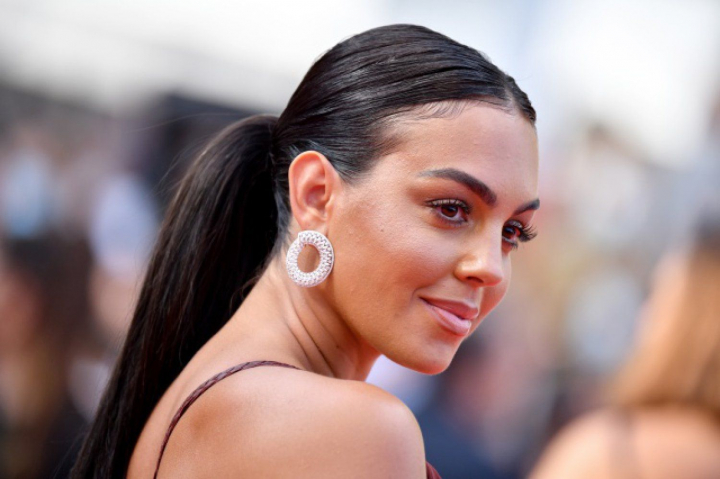 Iubita lui Cristiano Ronaldo, surprinsa cu una din cele mai scumpe genti din lume! Este confectionata din piele de crocodil si valoreaza aproape 7 milioane de lei Iubita lui Cristiano Ronaldo, surprinsa cu una din cele mai scumpe genti din lume! Este confectionata din piele de crocodil si valoreaza aproape 7 milioane de lei