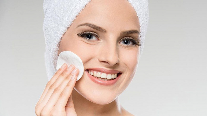 Stiai ca dupa ce te demachiezi este important sa te speli pe fata? Demachierea corecta - pas cu pas cu cosmetologul, Alina Plesca - VIDEO Stiai ca dupa ce te demachiezi este important sa te speli pe fata? Demachierea corecta - pas cu pas cu cosmetologul, Alina Plesca - VIDEO